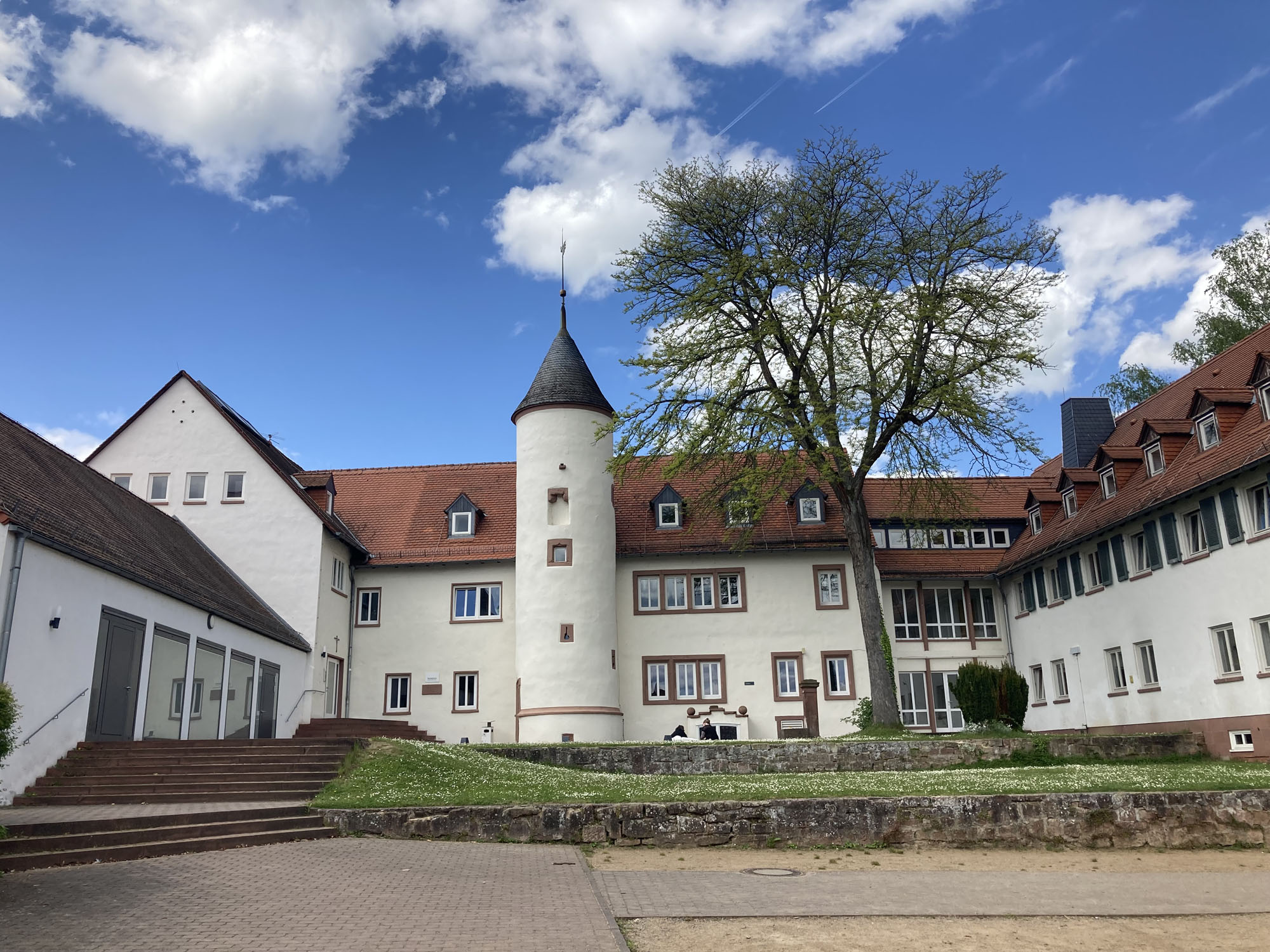 Zukunft der Jugendbildungsstätte Kloster Höchst gesichert